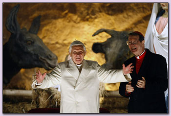 Paus Benedictus XVI voor de kerststal op het Sint-Pietersplein na de Vespers (foto: AP)