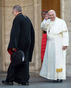 Paus Franciscus begroet de fotograaf vlak voordat hij de synode opent (foto: Mazur/catholicnews.org.uk)