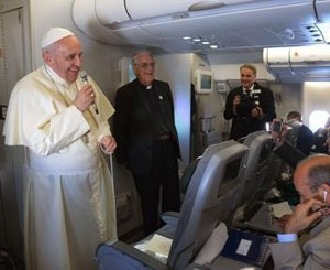 Paus Franciscus beantwoord vragen in het vliegtuig vanuit Mexico naar Rome