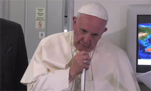 Paus Franciscus beantwoord vragen in het vliegtuig