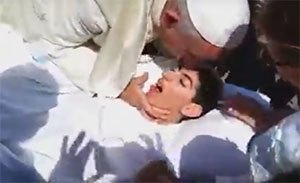 Paus Franciscus kust een gehandicapte