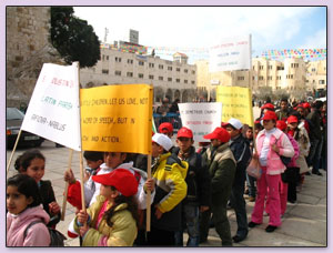 Kinderen lopen voor vrede naar Bethlehem