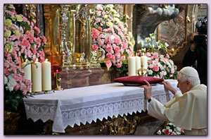 De paus bidt bij het kindje Jezus van Praag