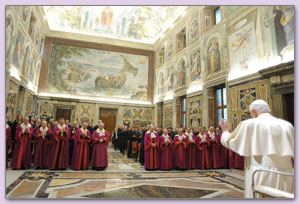 Paus Benedictus XVI spreekt voor leden van de Romeinse Rota (foto: AP)
