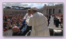Paus Franciscus rijdt langs de deelnemers aan de Mars voor het Leven