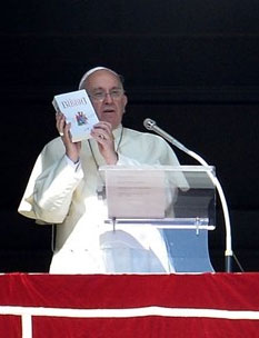 Paus Franciscus: Elk gezin een bijbel