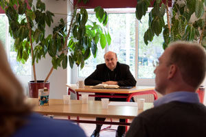 Mgr. Van den Hende houdt de inleiding op de IHGO Gezinsdag