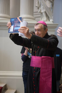 Mgr. Dupuy neemt het boek -Twitteren met God- in ontvangst