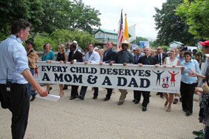 Every child deserves a mom and a dad (foto: Elvert Barnes)