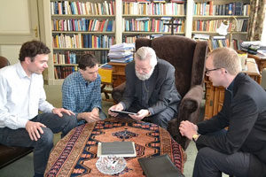 Mgr. Punt bekijkt de mogelijkheden van de nieuwe app (foto: Tiltenberg)