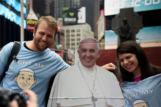 Op Times Square werden t-shirts en gezichtsbordjes met de Popemoji gepresenteerd