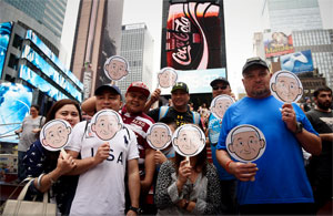 Op Times Square werden t-shirts en gezichtsbordjes met de Popemoji gepresenteerd