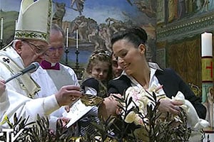 Paus Franciscus doopt 28 baby'tjes